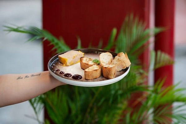Comment choisir un hôtel restaurant qui propose des produits du terroir comme le foie gras fermier ?