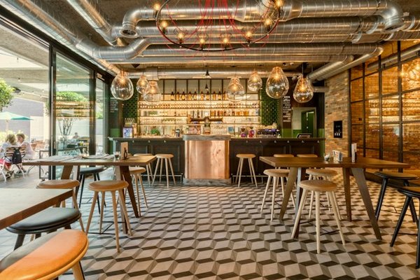 Quels sont les restaurants gourmands pour dîner à la Tour Eiffel en famille ?
