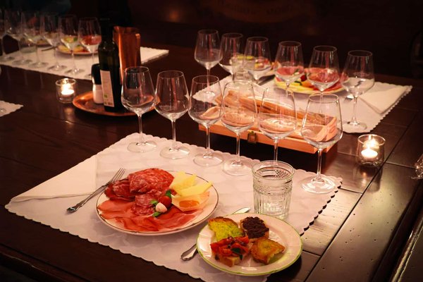 Les Meilleurs Accords Mets et Vins du Périgord pour Sublimer vos Repas