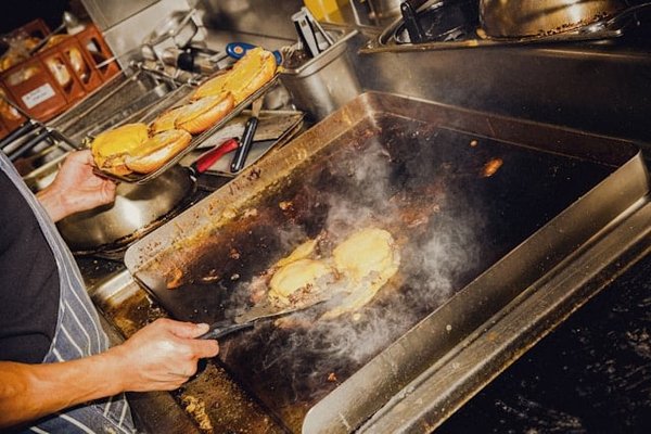 Guide Ultime : Comment Choisir la Meilleure Marque de Plancha Inox pour Vos Barbecues d'Été